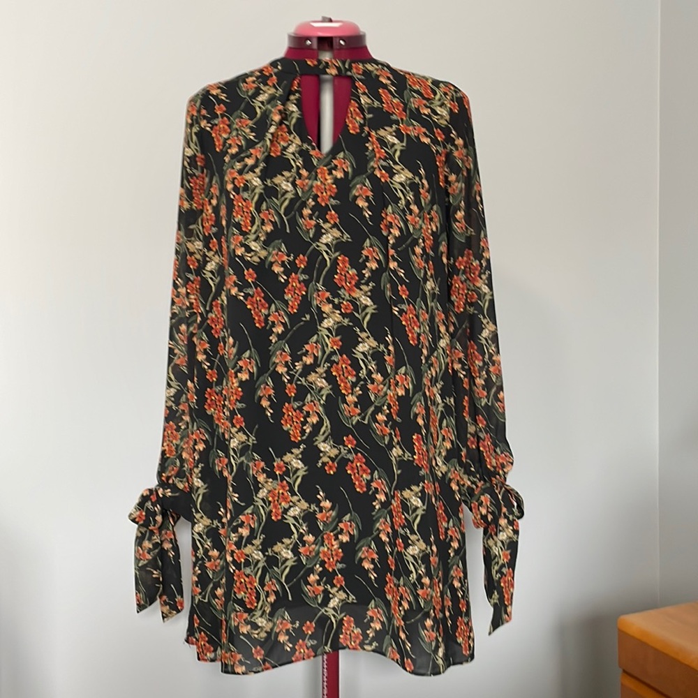 Floral minidress or tunic with keyhole